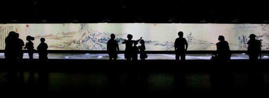 2011年，觀眾在台北欣賞多媒體版的《富春山居圖》。新華社記者 任正來 攝