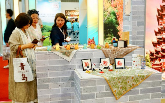 5月15日，在2026高雄夏季旅展的海旅會“好客山東”展上，觀眾欣賞山東文創產品。新華社記者 褚萌萌 攝