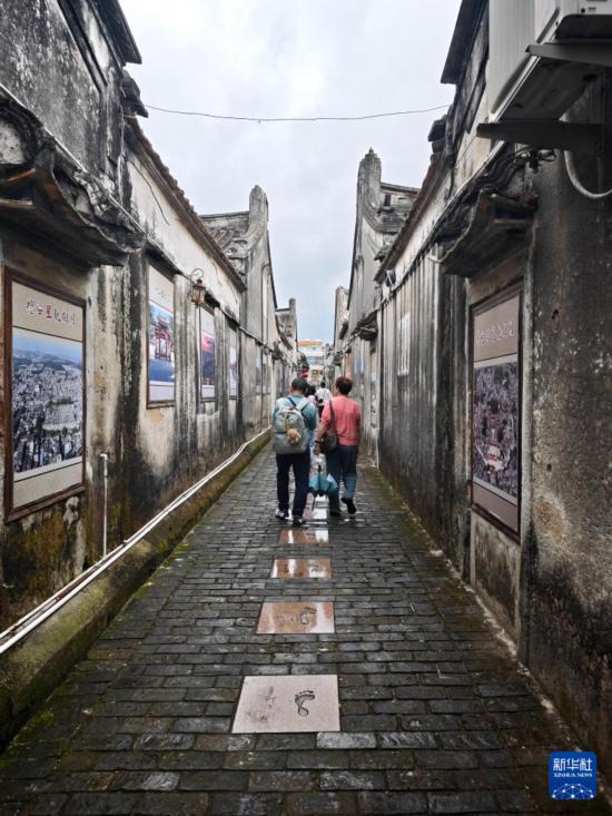 台胞在揭陽普寧參觀潮汕傳統建筑（5月14日攝，手機照片）。新華社記者 王承昊 攝