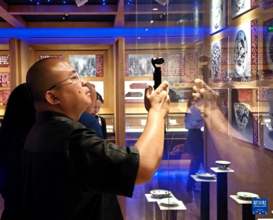 台胞林俊億在南澳縣海防史博物館參觀（5月15日攝，手機照片）。新華社記者 王承昊 攝