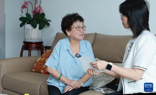厦门市台湾同胞联谊会退休干部张桂珠在分享往事（视频截图，6月11日摄）。新华社发