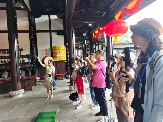 6月9日，两岸媒体人参访福建三明尤溪朱子文化园。新华社记者 杜雅宁 摄