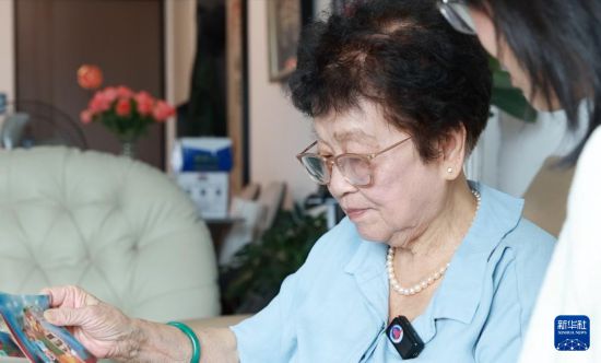 厦门市台湾同胞联谊会退休干部张桂珠在分享往事（视频截图，6月11日摄）。新华社发