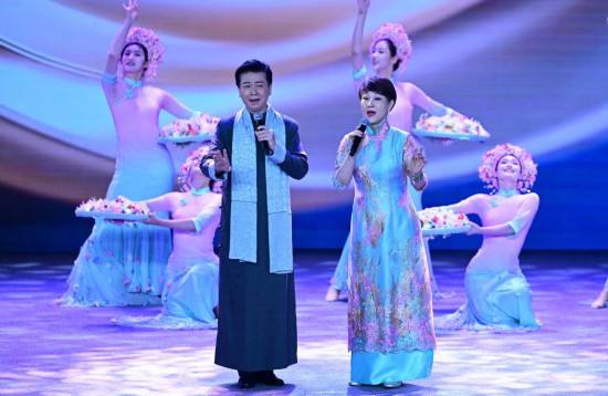 6月13日，演员在福建厦门第十八届海峡论坛大会上表演京剧歌曲《梦故乡》。新华社记者 林善传 摄
