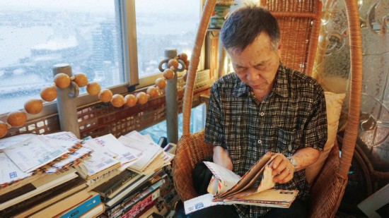 　　许伯夷在工作室内整理两岸家书。
