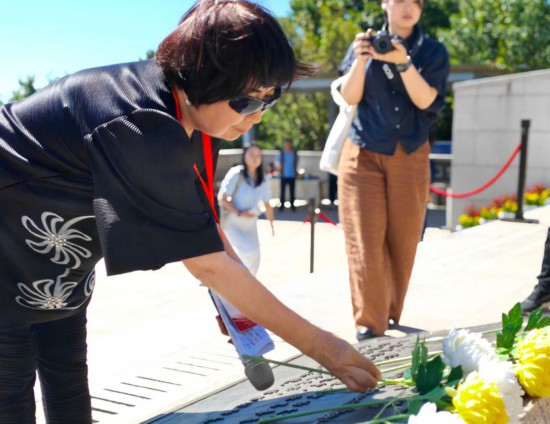 　　6月25日，台湾地区政治受难人互助会总会长李素慧向无名英雄献花（手机照片）。新华社记者 王承昊 摄