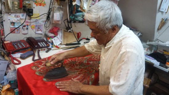 6月18日，在台南的台丽旗袍店里，郑道莹为顾客制作婚服。新华社记者 褚萌萌 摄