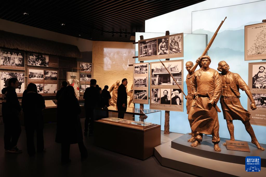 10月25日,参观者在中国人民抗日战争纪念馆参观《不屈的宝岛 丹心向祖国——台湾同胞抗日史实展》。新华社记者 张晨霖 摄