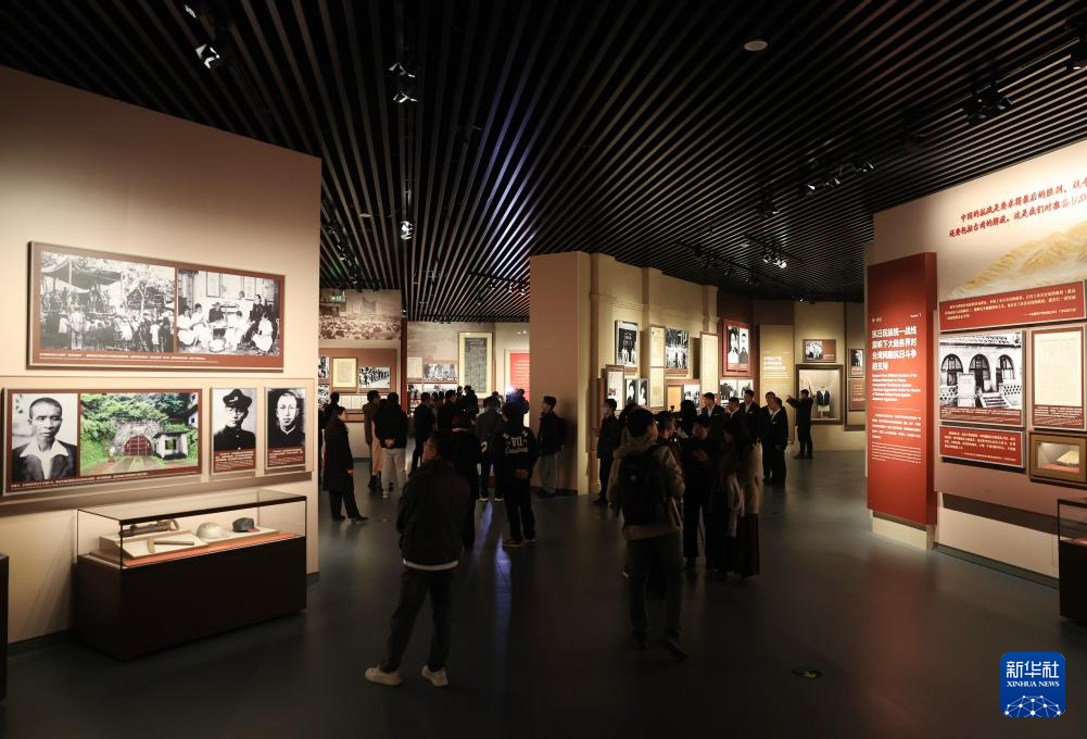 10月25日,参观者在中国人民抗日战争纪念馆参观《不屈的宝岛 丹心向祖国——台湾同胞抗日史实展》。新华社记者 张晨霖 摄