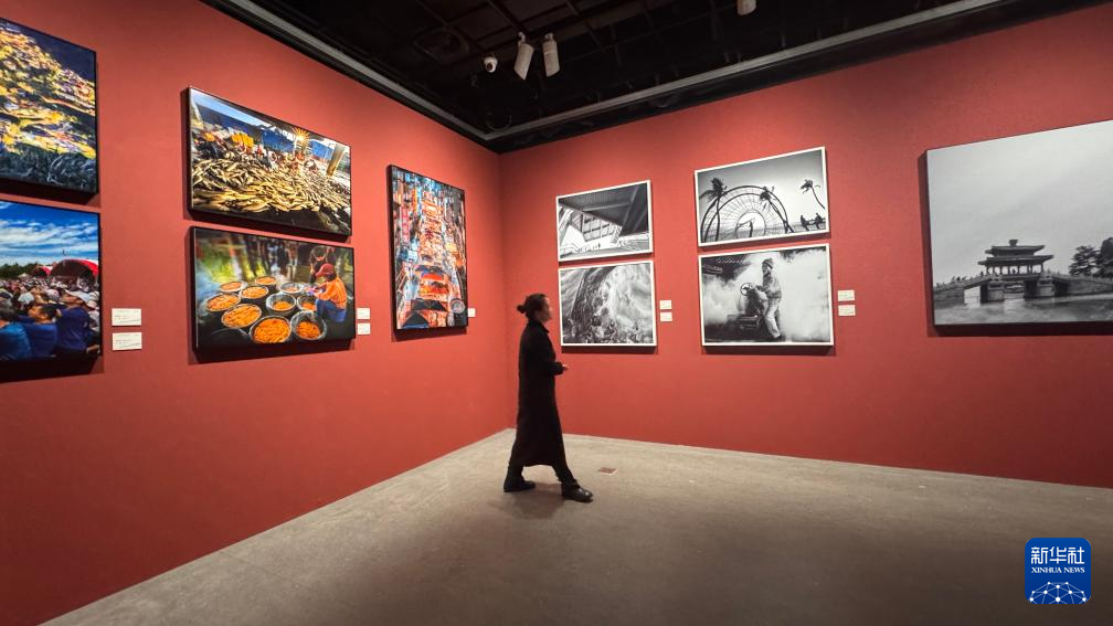 10月31日,观众参观第六届海峡两岸影像文化周展出的作品。新华社记者 段菁菁 摄