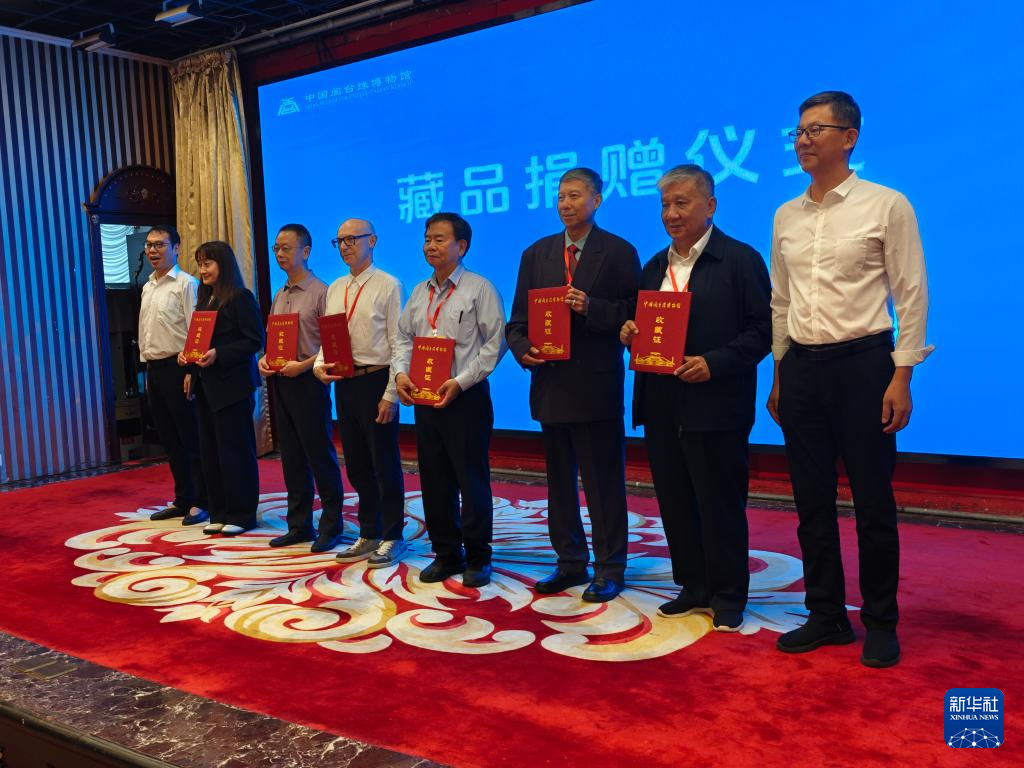 5月14日，台胞田圻暢（右三）等人獲得中國閩台緣博物館收藏証（手機照片）。新華社記者 許雪毅 攝