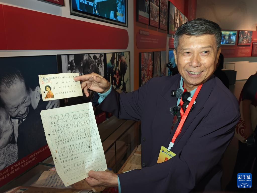 5月14日，台胞田圻暢在中國閩台緣博物館介紹他捐贈的家書（手機照片）。新華社記者 許雪毅 攝