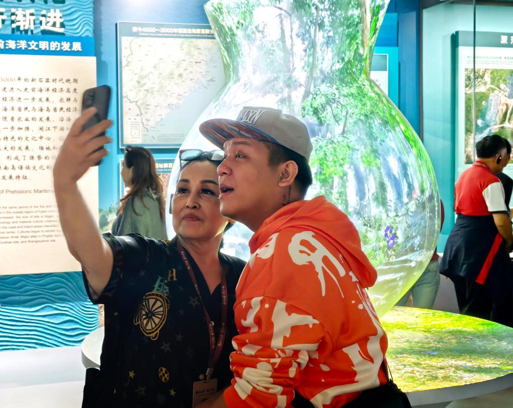5月13日，嘉賓在殼丘頭遺址博物館中參觀（手機照片）。新華社記者 王承昊 攝