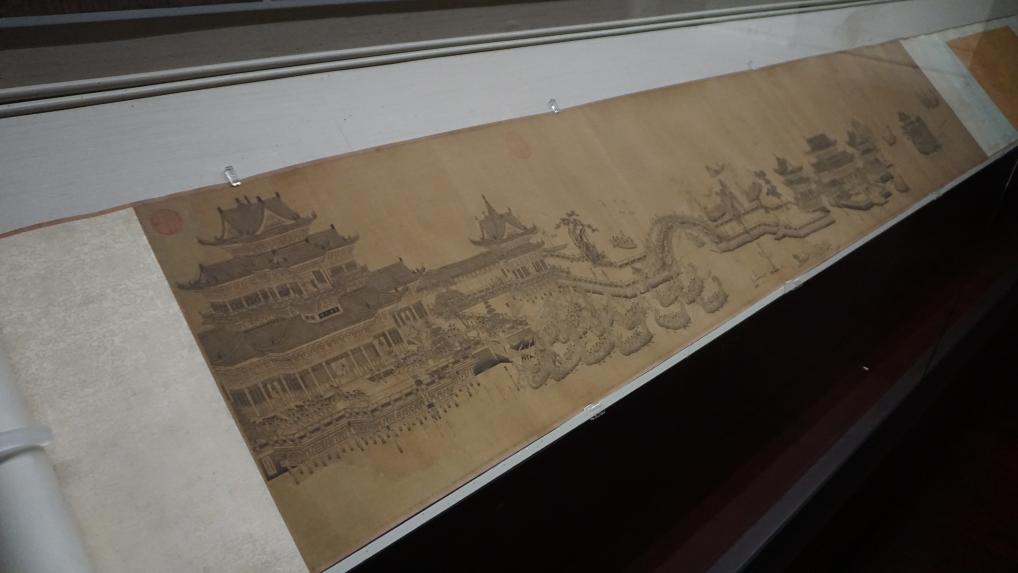 这是5月21日在台北故宫博物院“独骚－楚辞文化意象与龙舟”特展上拍摄的元代王振鹏《宝津竞渡图》。新华社记者褚萌萌摄