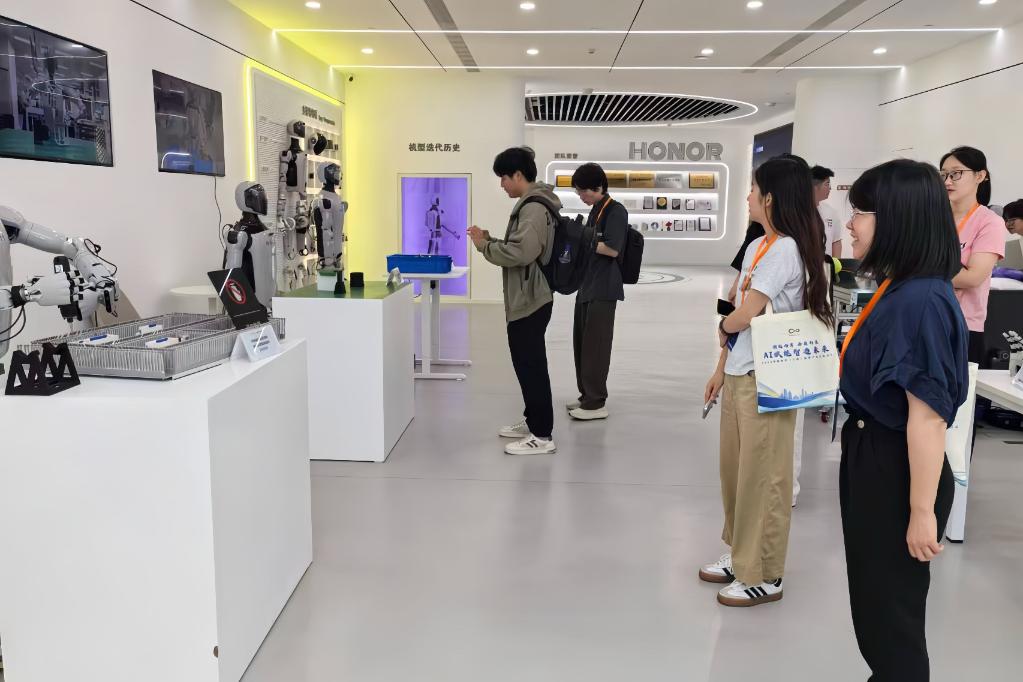 5月29日，台湾嘉宾在宁波具身智能机器人创新中心参观。新华社发